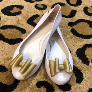 Jelly shoes with gold bow